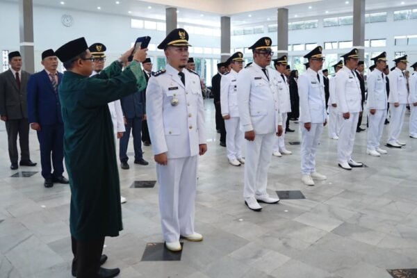Camat dan Sekmat Dilantik, Jalan Rusak dan Masalah Rakyat Tetap Menetap !