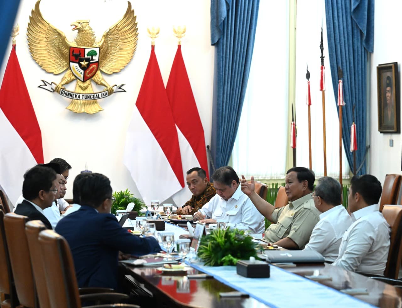 Ratas kabinet merah putih