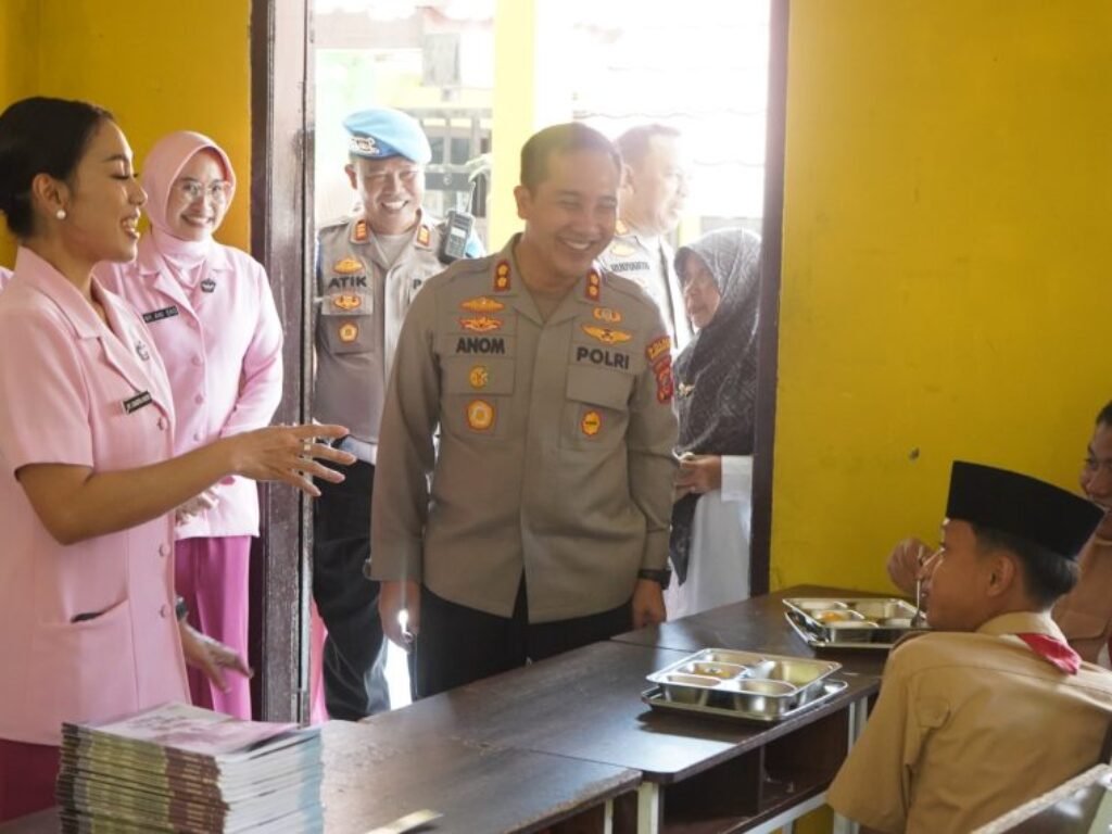 Kapolres Purwakarta dan Ketua Bhayangkari Bagikan Makanan Bergizi untuk Siswa MTsN 1