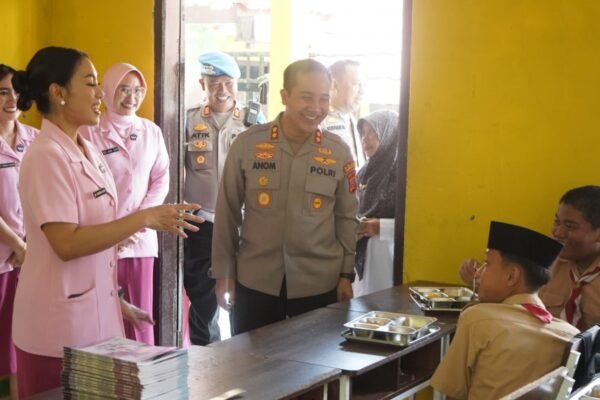 Kapolres Purwakarta dan Ketua Bhayangkari Bagikan Makanan Bergizi untuk Siswa MTsN 1
