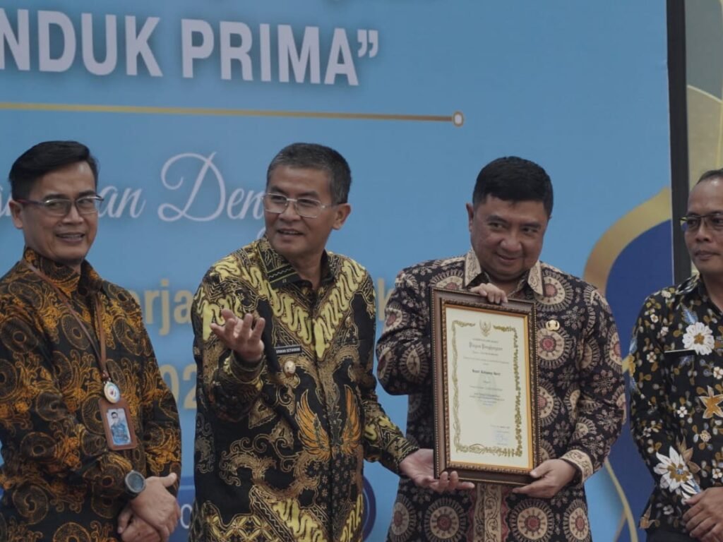 Garut Dapat Penghargaan Adminduk Prima: Blanko KTP Masih Dicari, Tapi Piagam Sudah Didapat