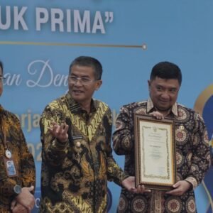 Bupati garut terima penghargaan adminduk