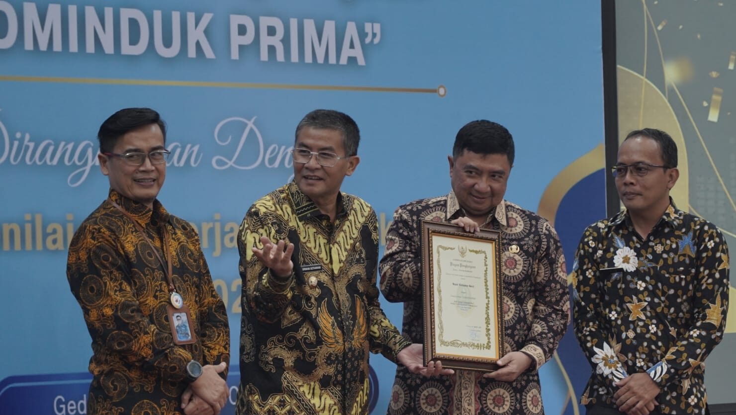 Bupati garut terima penghargaan adminduk