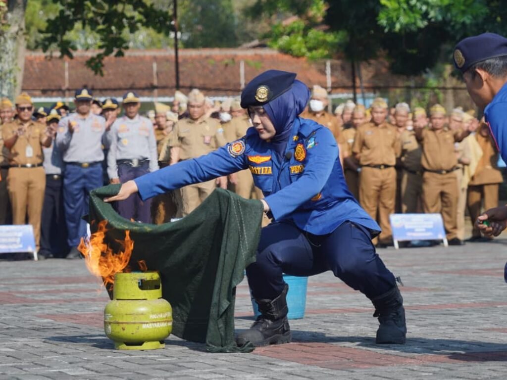 “Jari vs Api”: Pemkab Garut Gelar Simulasi Kebakaran, Warga Diajak Jadi Superhero Dapur