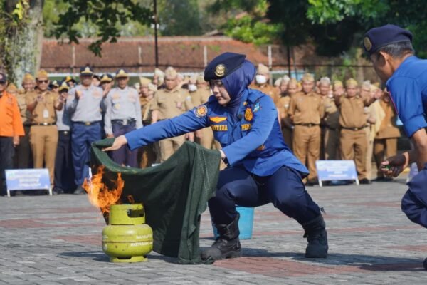 “Jari vs Api”: Pemkab Garut Gelar Simulasi Kebakaran, Warga Diajak Jadi Superhero Dapur