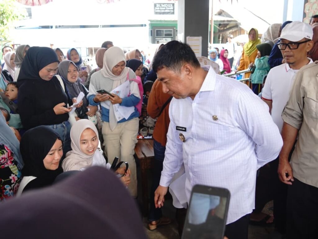 Blangko KTP, Jajanan Pedas, dan Janji Manis di Cisurupan