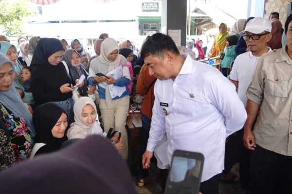 Blangko KTP, Jajanan Pedas, dan Janji Manis di Cisurupan