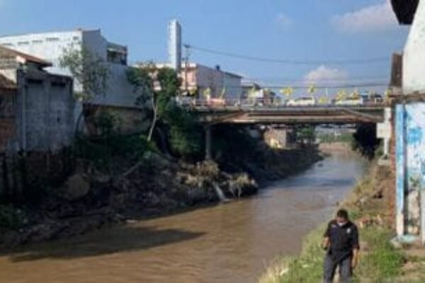 4,8 Meter dari Bibir Sungai: Investasi Melesat, Regulasi Tersesat