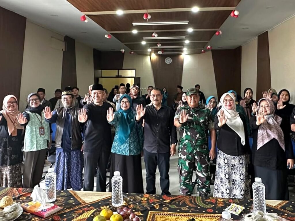 Foto bersama Camat Kecamatan Karangpawitan, Anas Aolia Malik, Kepala Dinas Kadis DPPKBPPPA, Yayan Waryana (tengah), Danramil, Tokoh masyarakat dan lainnya usai kegiatan advokasi dan sosialiasi pencegahan kekerasan terhadap perempuan dan anak di Aula Kecamatan Karangpawitan Garut, Kamis (23/10/2025).