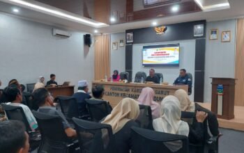 Kadis DPPKBPPPA, Yayan Waryana (tengah) saat melaksanakan kegiatan advokasi dan sosialiasi pencegahan kekerasan terhadap perempuan dan anak di Aula Kecamatan Kadungora Garut, beberapa waktu lalu.