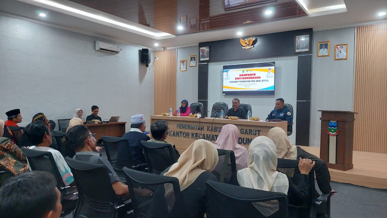 Kadis DPPKBPPPA, Yayan Waryana (tengah) saat melaksanakan kegiatan advokasi dan sosialiasi pencegahan kekerasan terhadap perempuan dan anak di Aula Kecamatan Kadungora Garut, beberapa waktu lalu.