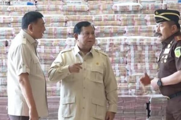 Gunungan Uang di Negeri yang Masih Bocor