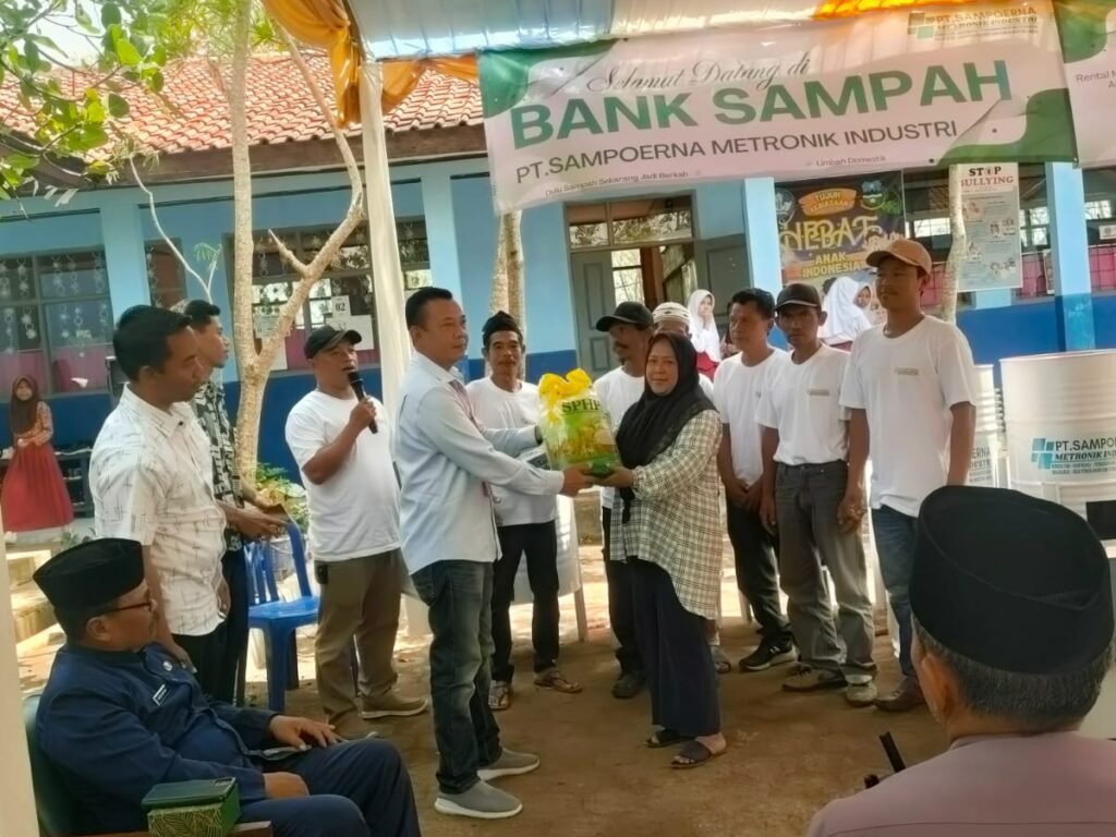 PT. Sampoerna Metronik Industri Salurkan Bantuan CSR: Bank Sampah, Susu untuk Sekolah, dan Beras bagi Warga