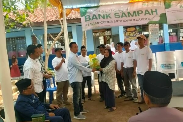 PT. Sampoerna Metronik Industri Salurkan Bantuan CSR: Bank Sampah, Susu untuk Sekolah, dan Beras bagi Warga