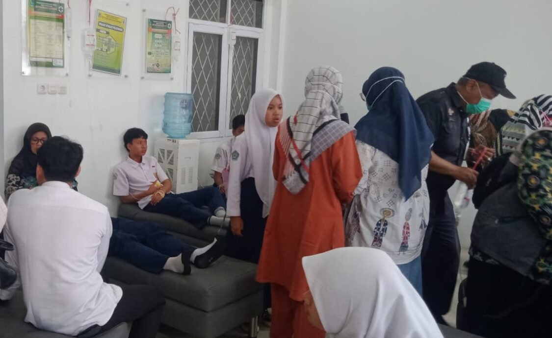 Puluhan siswa diduga keracunan mbg