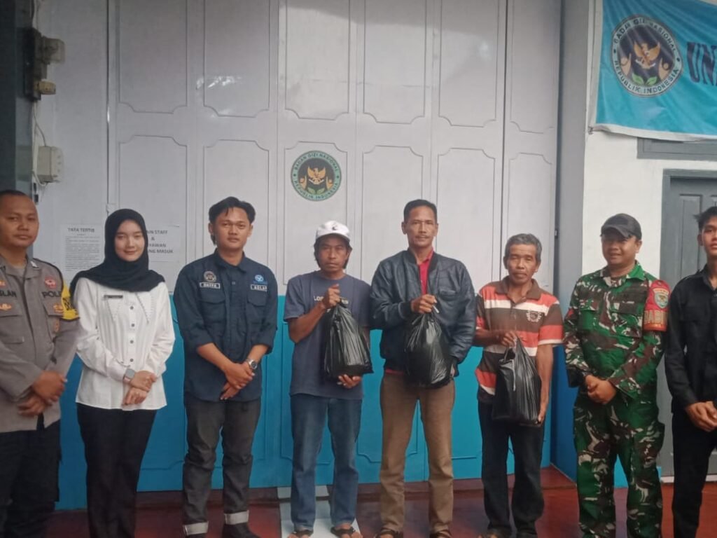 SPPG Leles Bagikan Sembako: Warga Antre Bukan Demi Diskon, Tapi Demi Telur, Beras, dan Susu