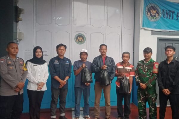 SPPG Leles Bagikan Sembako: Warga Antre Bukan Demi Diskon, Tapi Demi Telur, Beras, dan Susu