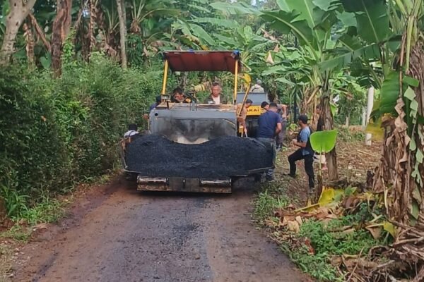 Jalan 275 Meter, Harapan Warga Mengalir Sepanjang Aspal