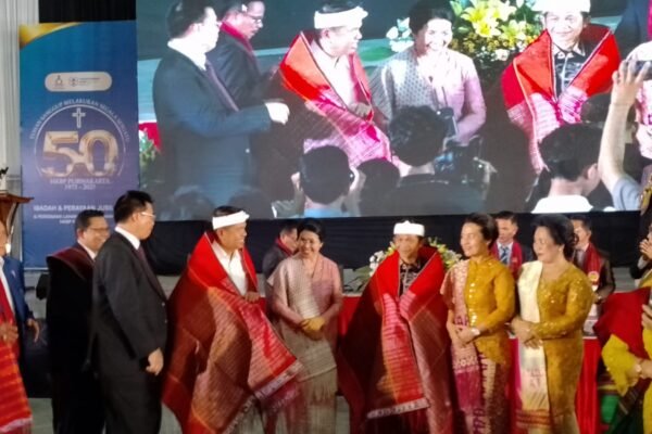 Kain Ulos Dipakaikan ke Gubernur Jawa Barat dan Bupati Purwakarta dalam Perayaan HUT HKBP ke-50
