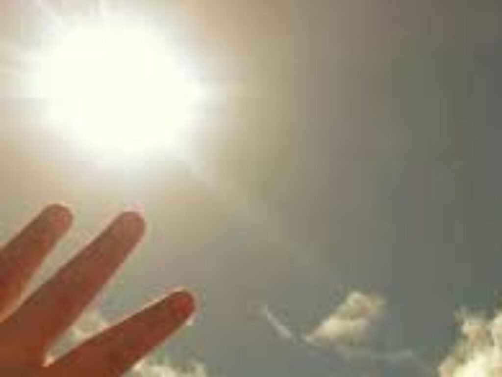 Matahari Geser ke Selatan, Warga Indonesia Rasakan “Pelukan” Langsung Tanpa Awan