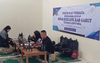 Petugas Disdukcapil Garut nampak sibuk saat memberikan pelayanan adminduk yang dilakukan secara jemput bola ke Perum Puri Permata Karangpawitan Kabupaten Garut. (ft: asep ahmad)