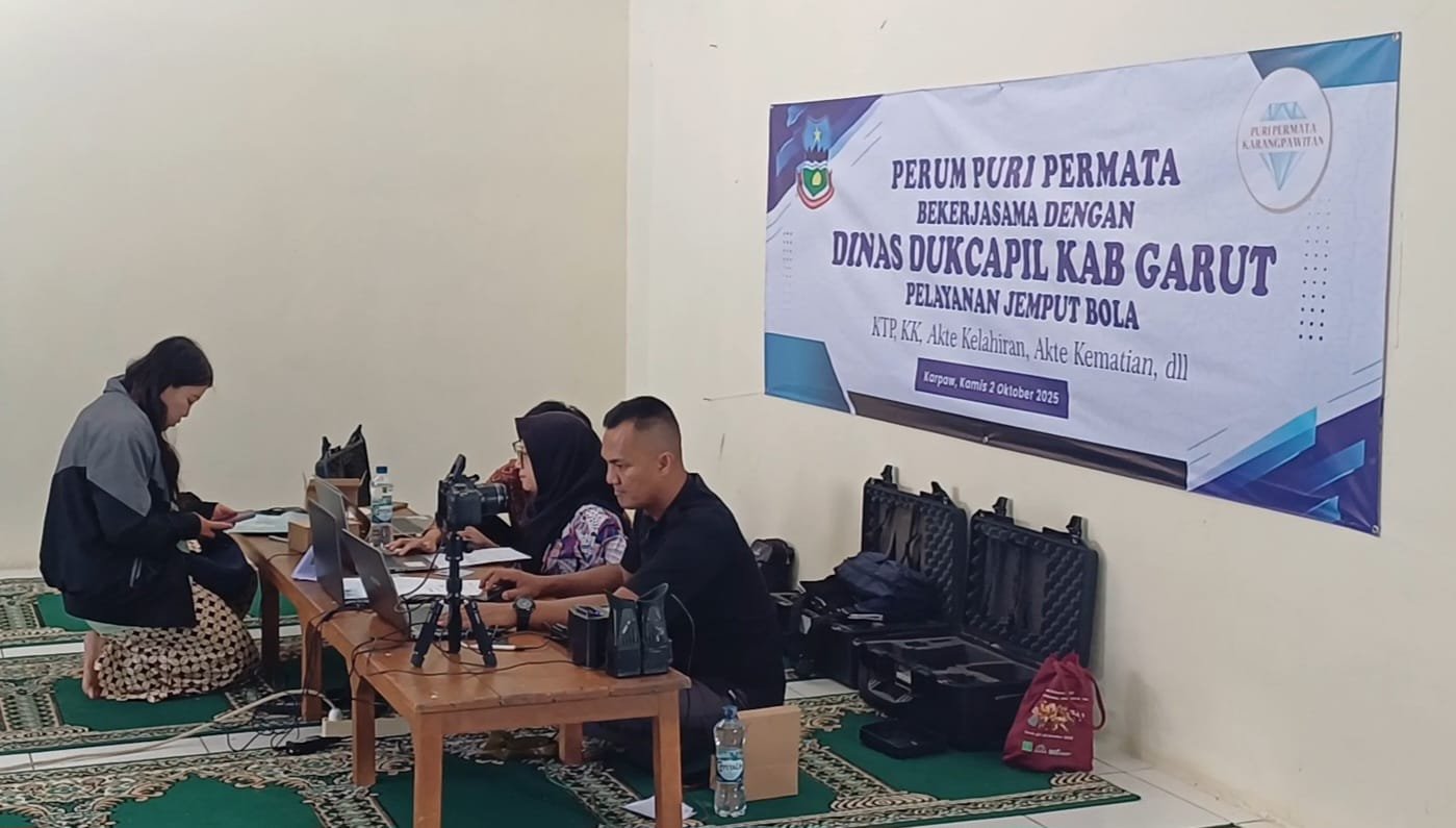 Petugas Disdukcapil Garut nampak sibuk saat memberikan pelayanan adminduk yang dilakukan secara jemput bola ke Perum Puri Permata Karangpawitan Kabupaten Garut. (ft: asep ahmad)