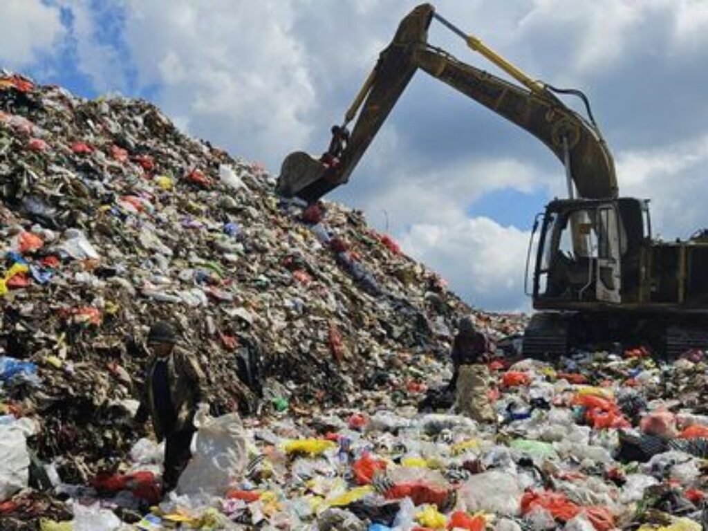 Gunung Sampah Naik Pangkat Jadi Pembangkit Listrik, Pemerintah: “Akhirnya, Bau Jadi Berdaya!”