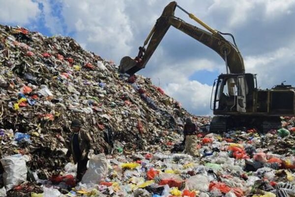 Gunung Sampah Naik Pangkat Jadi Pembangkit Listrik, Pemerintah: “Akhirnya, Bau Jadi Berdaya!”