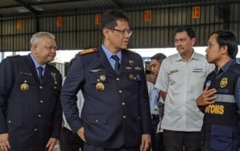 Menteri keuangan menkeu purbaya yudhi sadewa melakukan sidak di pelabuhan peti kemas tanjung priok jakarta utara senin 1310202 1760326555316 169
