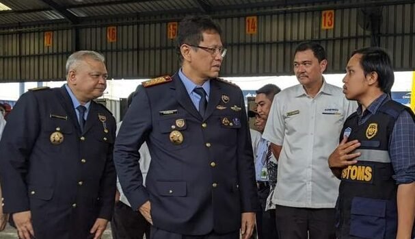 Menteri keuangan menkeu purbaya yudhi sadewa melakukan sidak di pelabuhan peti kemas tanjung priok jakarta utara senin 1310202 1760326555316 169