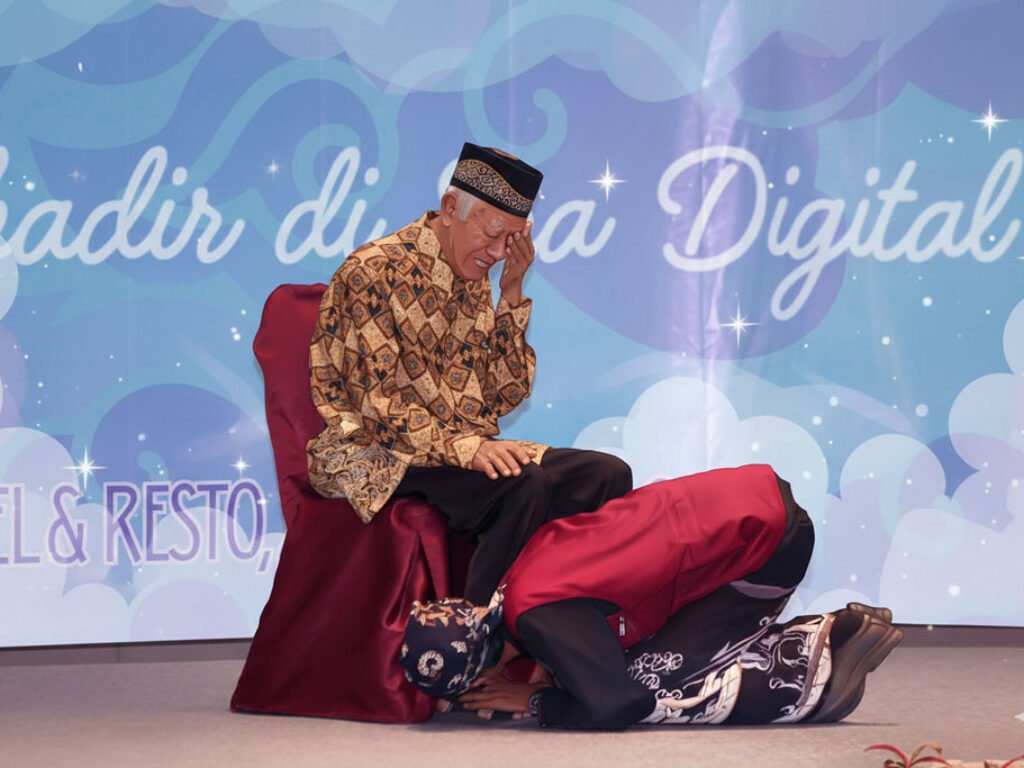 Ayah bukan hanya pencari nafkah. Ayah harus menjadi pelindung, pengaman, pendengar yang baik bagi istri dan anak anak