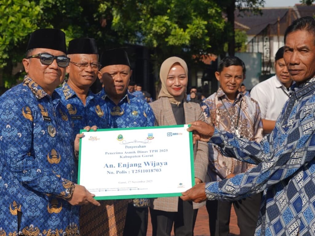 Bupati Garut Bagikan Alsintan di Akhir Tahun: Antara Apel Pagi, Janji Pangan, dan Harapan yang Tak Boleh Layu