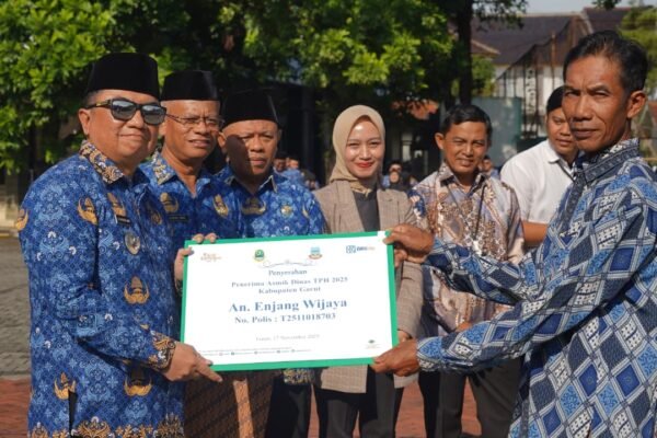 Bupati Garut Bagikan Alsintan di Akhir Tahun: Antara Apel Pagi, Janji Pangan, dan Harapan yang Tak Boleh Layu
