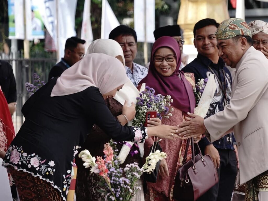 Upacara Hari Guru Garut 2025: Pujian Mengalir, Prestasi Bertaburan, PR Pendidikan Tetap Menumpuk