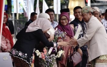 Upacara Hari Guru Garut 2025: Pujian Mengalir, Prestasi Bertaburan, PR Pendidikan Tetap Menumpuk