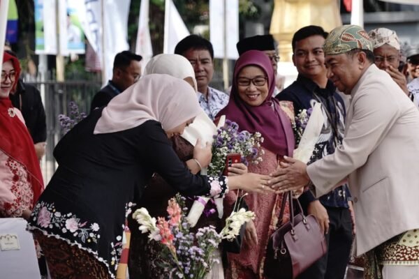 Upacara Hari Guru Garut 2025: Pujian Mengalir, Prestasi Bertaburan, PR Pendidikan Tetap Menumpuk