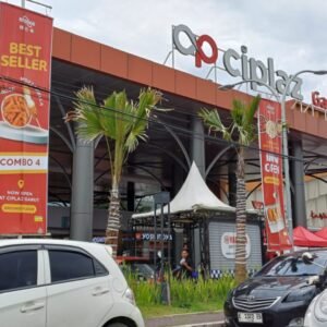 Gedung City Plaza Garut megah dan modern menjadi simbol modernisasi di Kota Garut. Fasilitasnya yang serba komplit mampu menarik wisatawan lokal dan mancanegara ke Kota Garut. (Ft: asep ahmad)