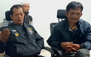 Koordinator Forum Penggarap Eks PT. Condong Garut, Elu Ruhiyat didampingi warga pengarap yang kecewa terhadap Kepala Desa Tegalgede dan Bupati Garut. (Ft: asep ahmad)