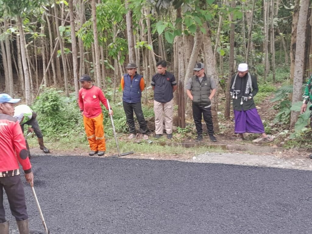 Warga Desa Karangmulya Antusias Sambut Pembangunan Jalan Hotmix Yang bersumberkan Dana Provinsi Jawa Barat