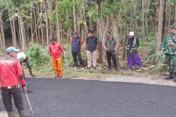 Warga Desa Karangmulya Antusias Sambut Pembangunan Jalan Hotmix Yang bersumberkan Dana Provinsi Jawa Barat