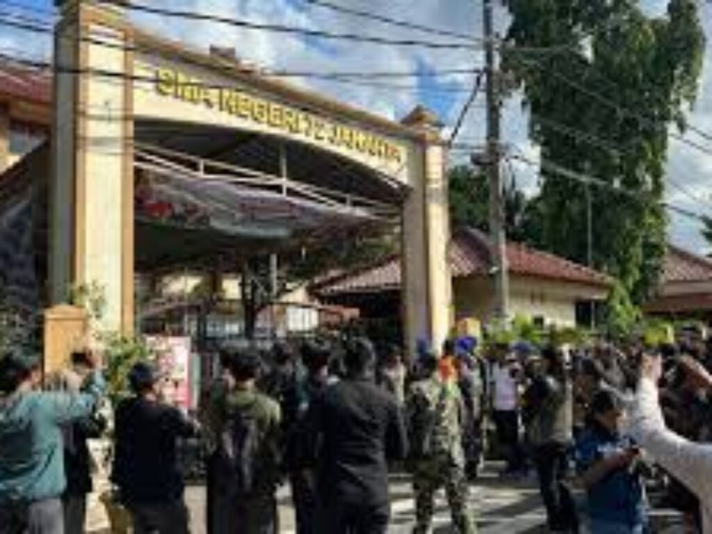 Densus 88 Temukan Tujuh Peledak di SMAN 72: Empat Meledak, Tiga Ngadat Publik Makin Tak Paham “Trend Baru” Dunia Pendidikan