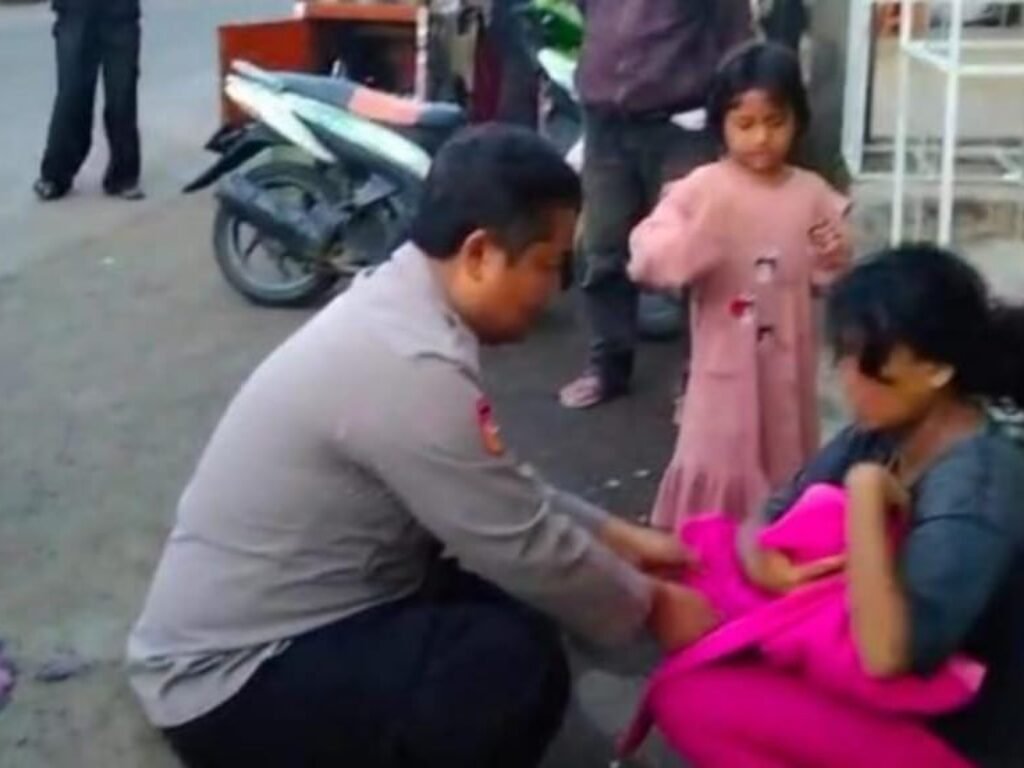 Polisi Jadi “Bidan Dadakan”: Aiptu Sarim Tolong Persalinan di Pinggir Jalan Saat Warga Hanya Nonton