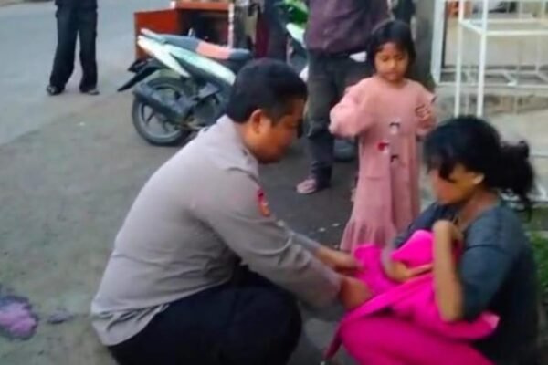 Polisi Jadi “Bidan Dadakan”: Aiptu Sarim Tolong Persalinan di Pinggir Jalan Saat Warga Hanya Nonton