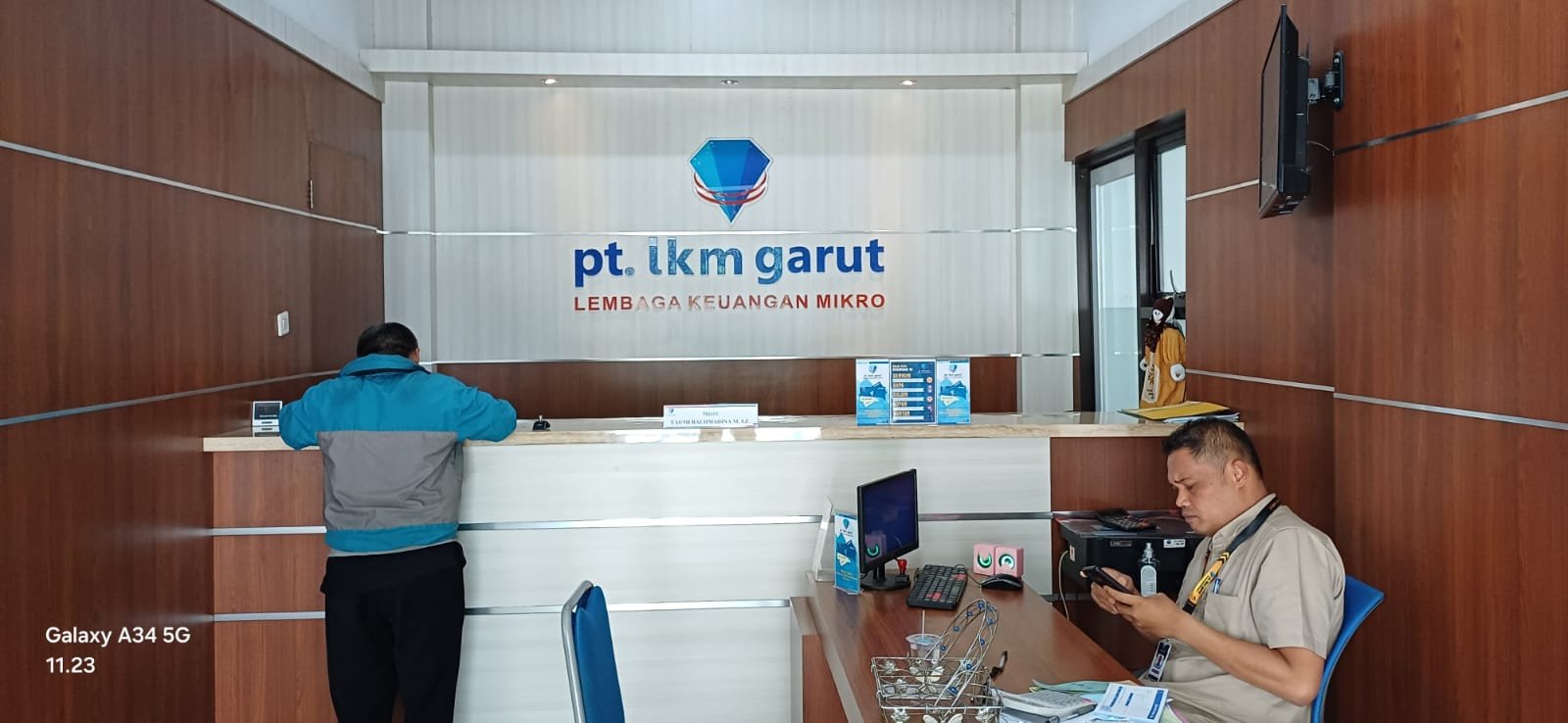 Aktivitas PT LKM Pusat di Jl. Kiansantang, Kecamatan Garut Kota. (Ft: asep ahmad)