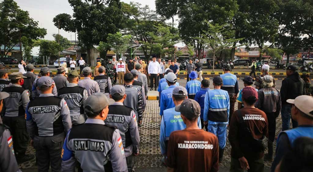 Pemerintah Kota (Pemkot) Bandung memperkenalkan pendekatan baru dalam menata Pedagang Kaki Lima (PKL) di kawasan Pasar Kiaracondong