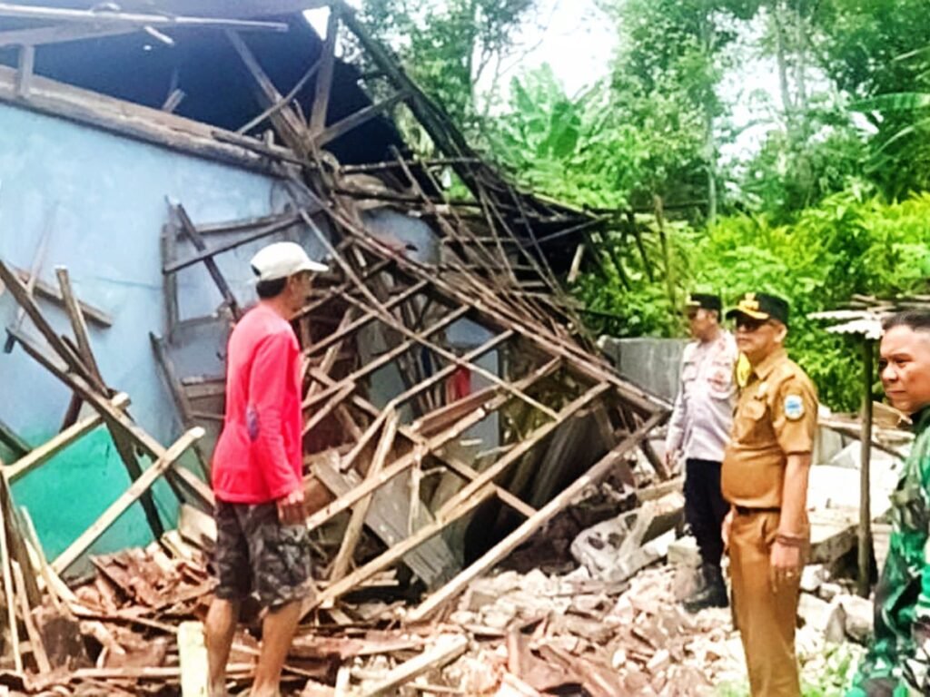 Tanah Bergeser, Rumah Ambruk, Pemerintah Masih Sibuk Rapat: Caringin Menunggu Siapa yang Bergerak Duluan