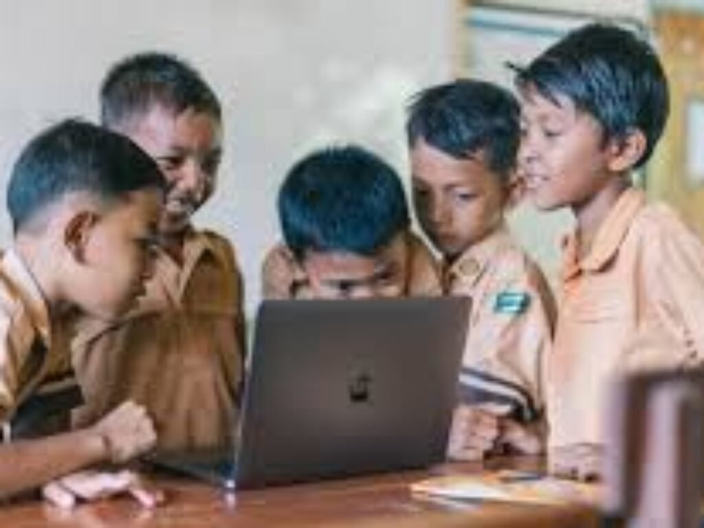 Garut Ramah Anak: Saat Dewasa Sibuk Ceramah, Anak Sibuk Mewarnai