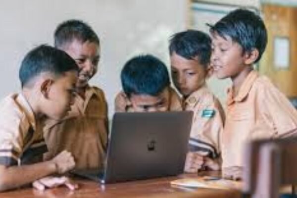 Garut Ramah Anak: Saat Dewasa Sibuk Ceramah, Anak Sibuk Mewarnai