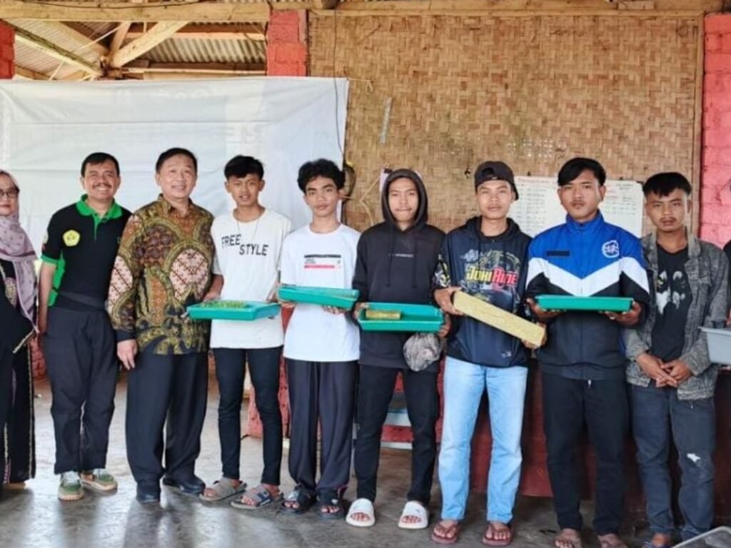 Garut Latih Pemuda Putus Sekolah Jadi Petani Hidroponik: Negara Telat Datang, Sayurnya Duluan Tumbuh
