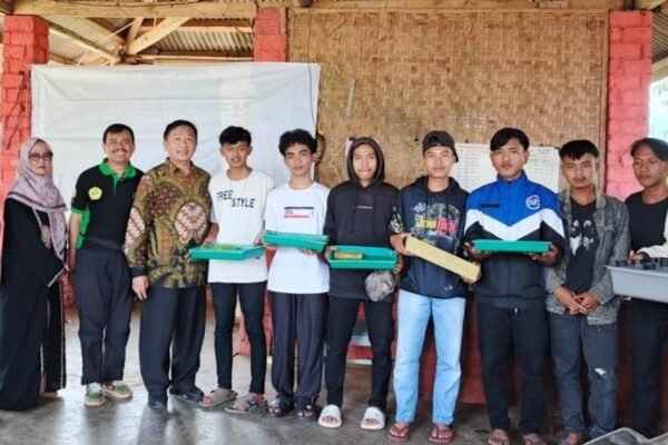 Garut Latih Pemuda Putus Sekolah Jadi Petani Hidroponik: Negara Telat Datang, Sayurnya Duluan Tumbuh